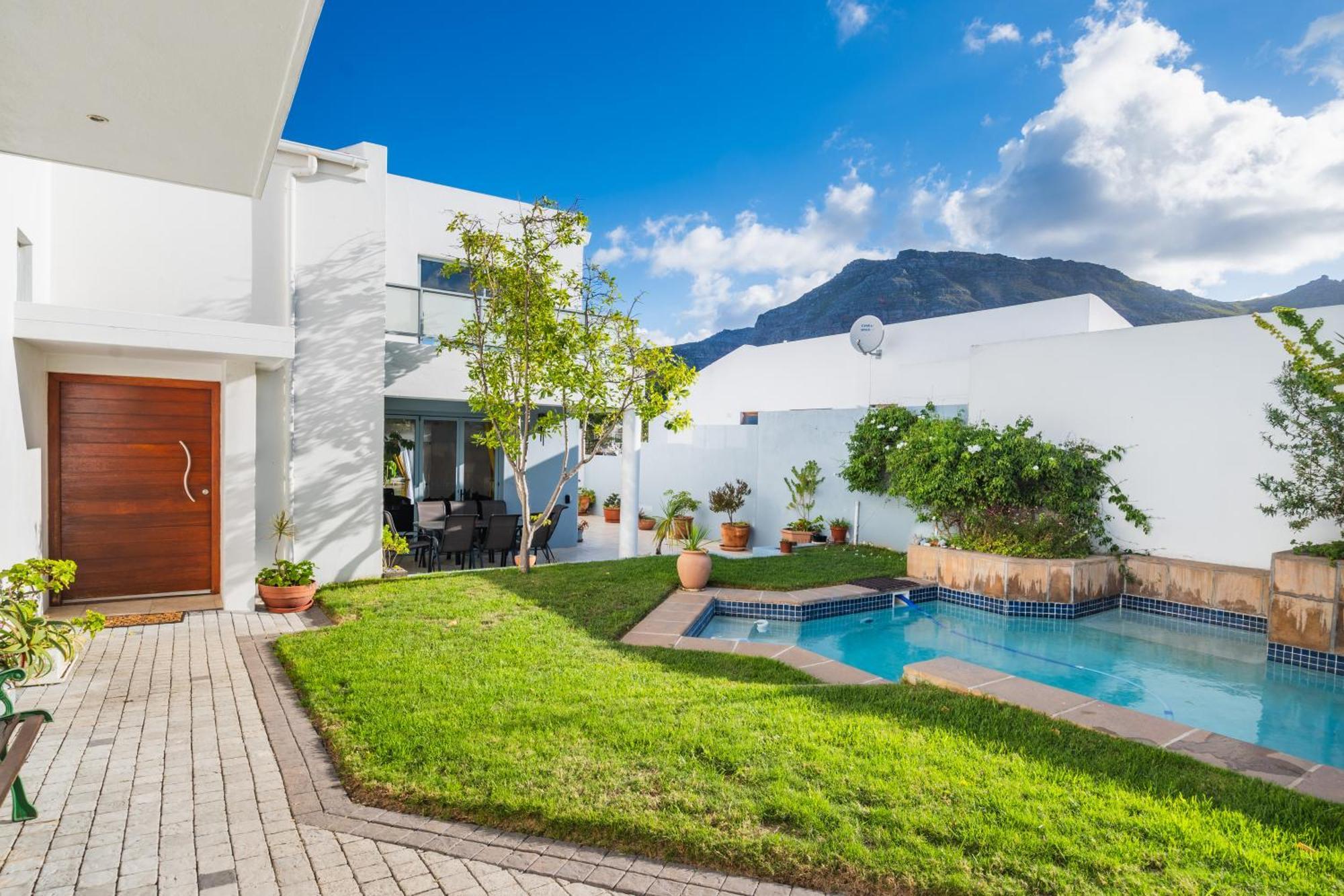 Near Pool Mountain Views On Canal Apartment
