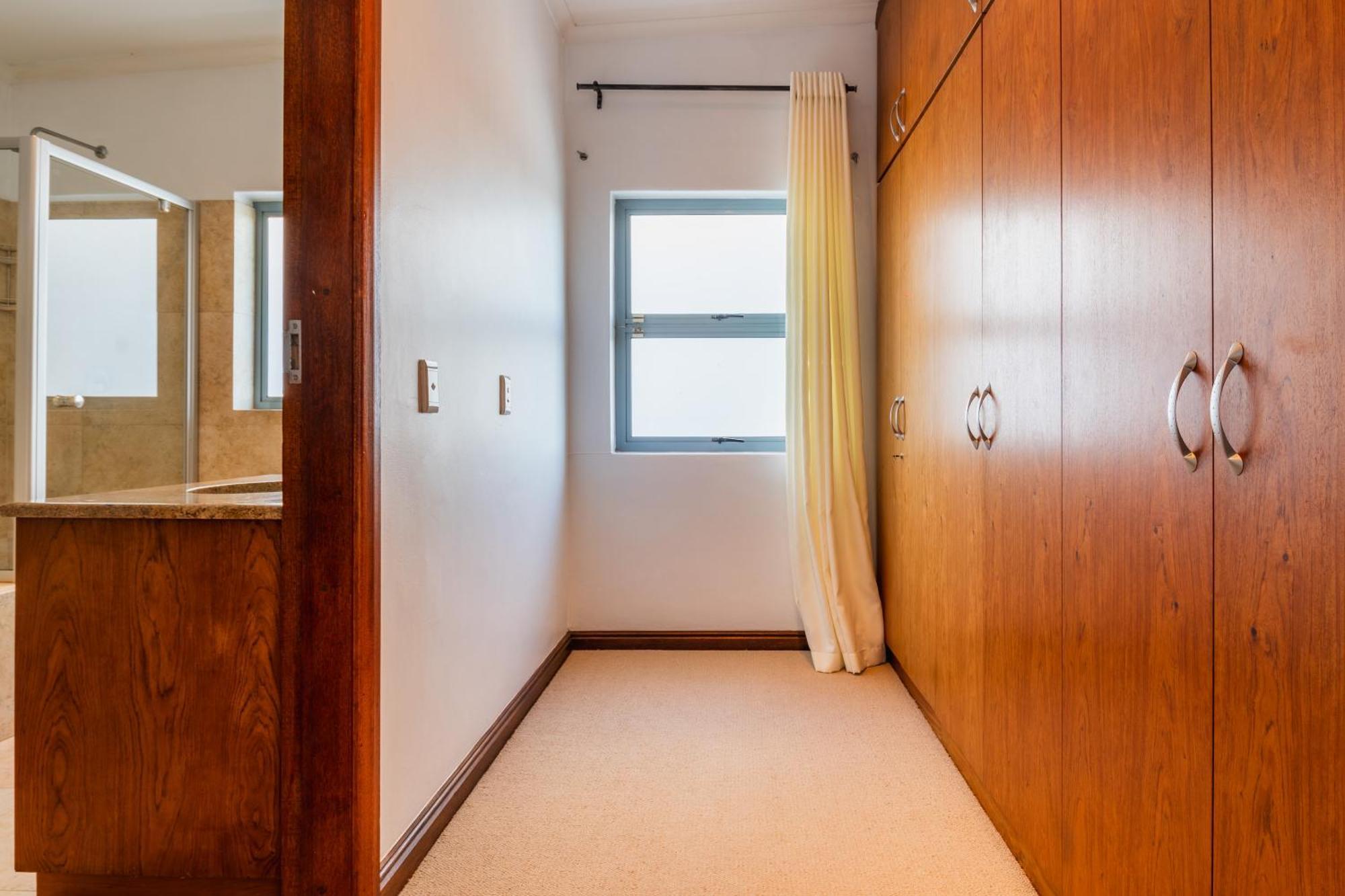Near Pool Mountain Views On Canal Apartment
