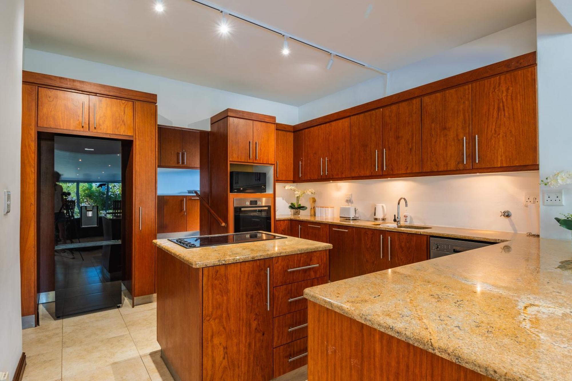 Near Pool Mountain Views On Canal Apartment Kapstadt