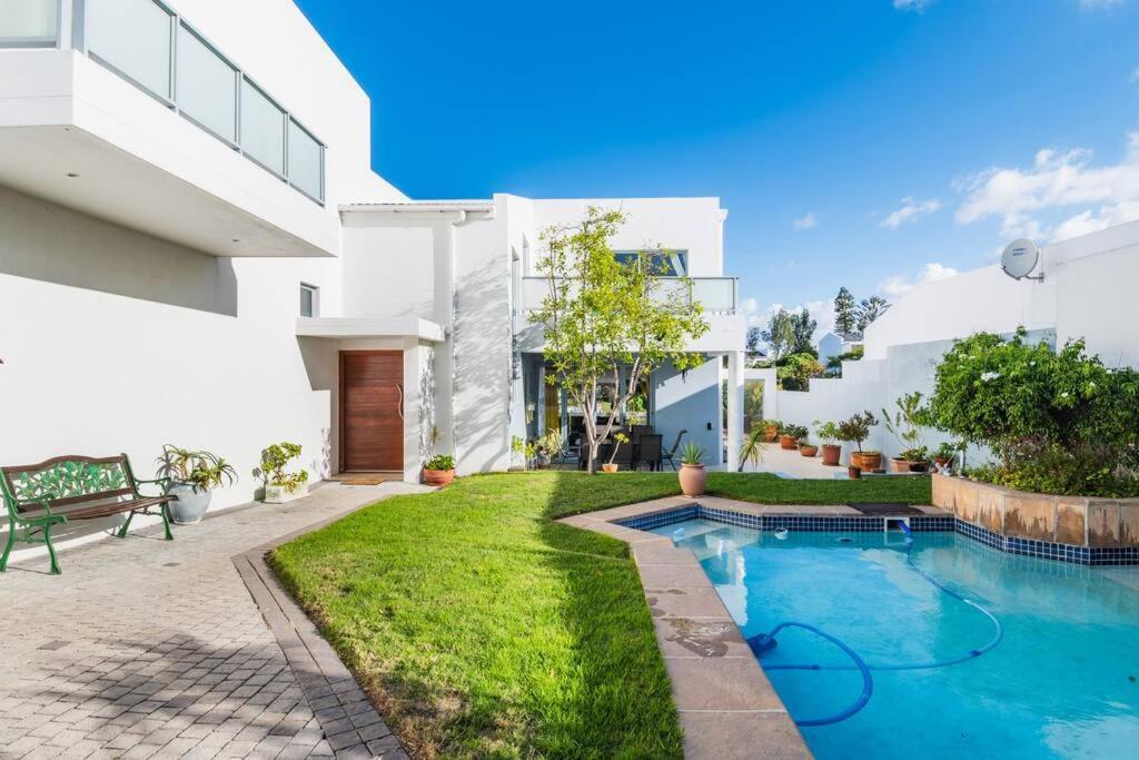 Near Pool Mountain Views On Canal Apartment Kapstadt