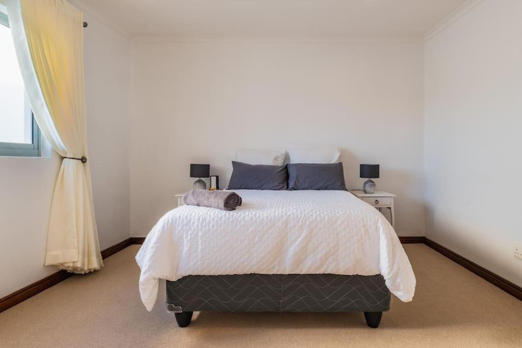 Near Pool Mountain Views On Canal Apartment *