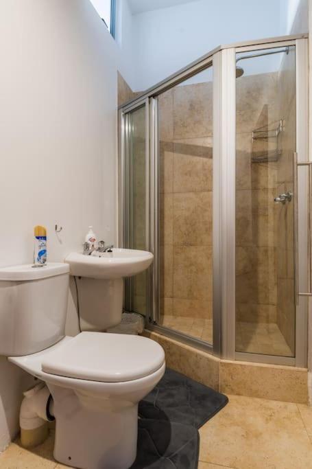 Apartment Near Pool Mountain Views On Canal Kapstadt
