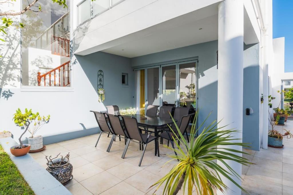 Apartment Near Pool Mountain Views On Canal Kapstadt
