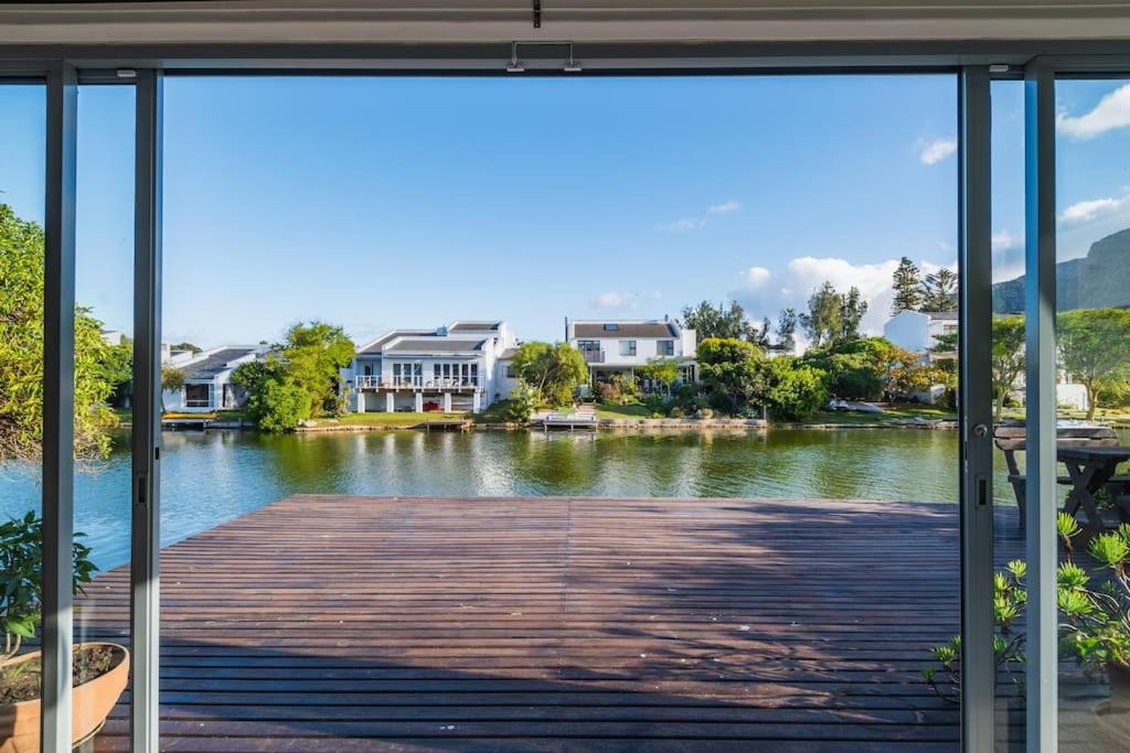 Near Pool Mountain Views On Canal Apartment Kapstadt