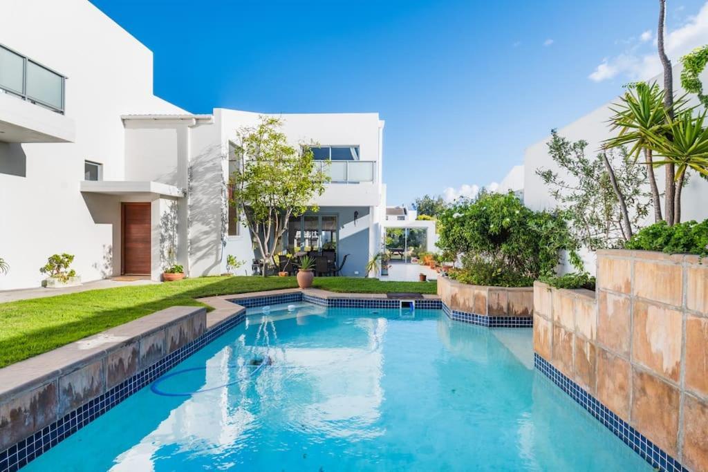 Near Pool Mountain Views On Canal Apartment Kapstadt