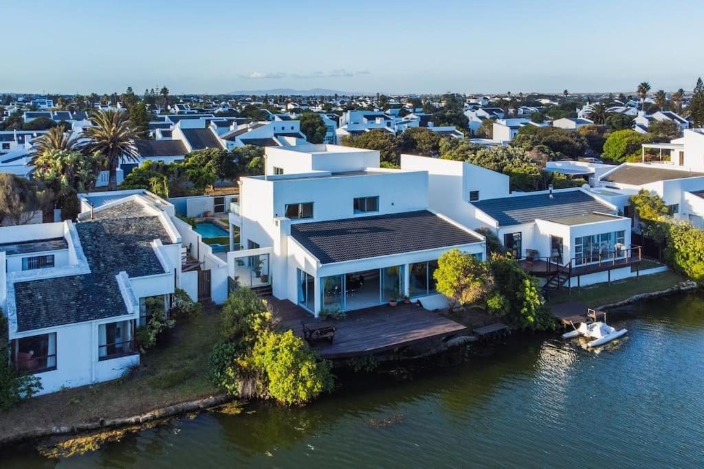 Apartment Near Pool Mountain Views On Canal