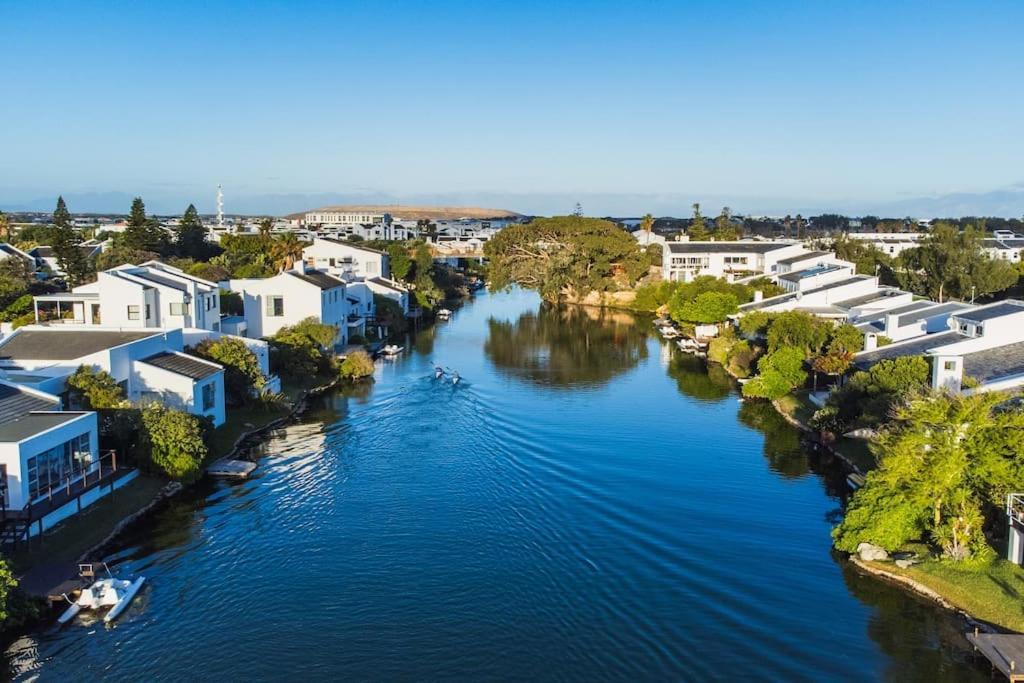 Apartment Near Pool Mountain Views On Canal Kapstadt