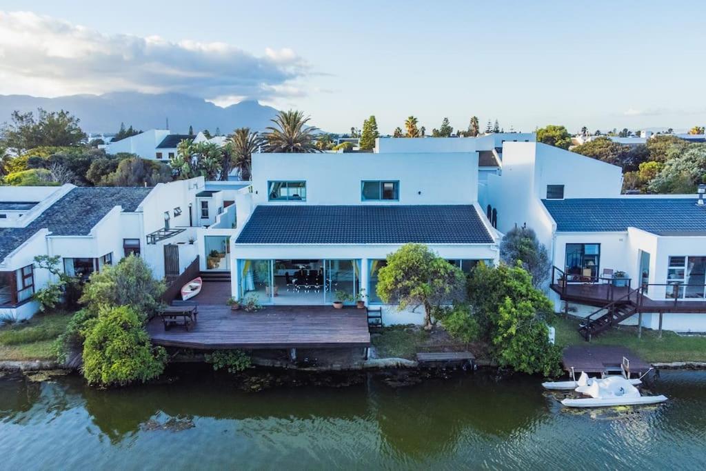 Apartment Near Pool Mountain Views On Canal Kapstadt